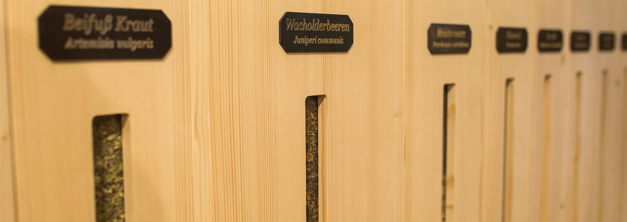 In den Registern der Kräuterorgel lagern getrocknete Kräuter und Beeren