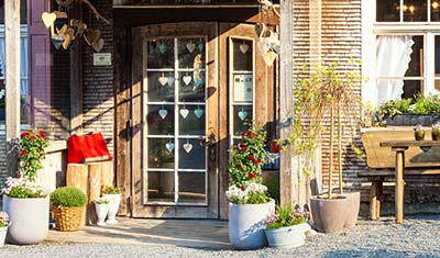 Die Mellauer Werkstatt wurde in einer romantischen Holzhütte eingerichtet.