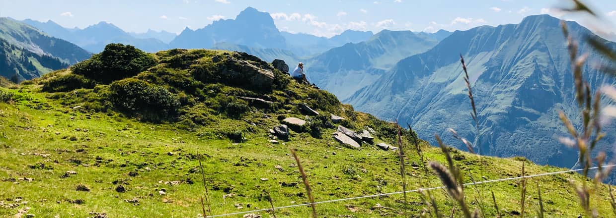Bei der Seilbahnfahrt auf den Diedamskopf sieht man den Gipfel vom Falzer Kopf.