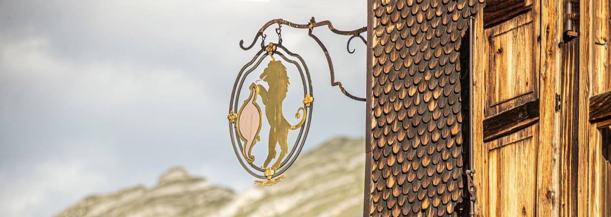 Das goldene Löwen-Wappen an der West-Seite des Gasthauses