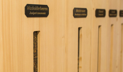 In den Registern der Kräuterorgel lagern getrocknete Kräuter und Beeren