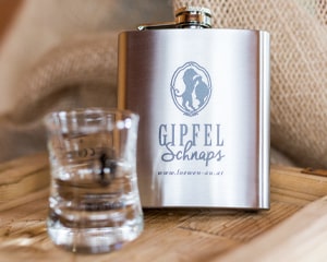 Flachmänner und Gläser von der Bergbrennerei Löwen