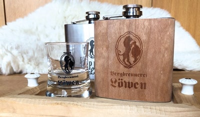 Zwei Löwen Flachmänner mit Stamperl