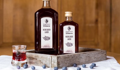 Löwen Fruchtlikör in verschiedenen Flaschengrößen mit Stamperle