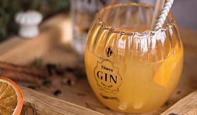 Gin ’n’ Zimt Cocktail im Löwen- Gin - Tumbler